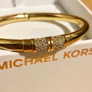 Gold tone bracelet